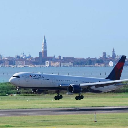 "Fly To Venice" Airport Tessera Bagian luar foto